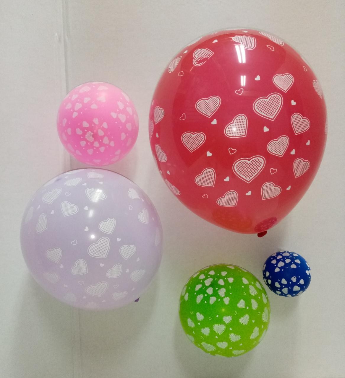Globo de colores impreso de corazones