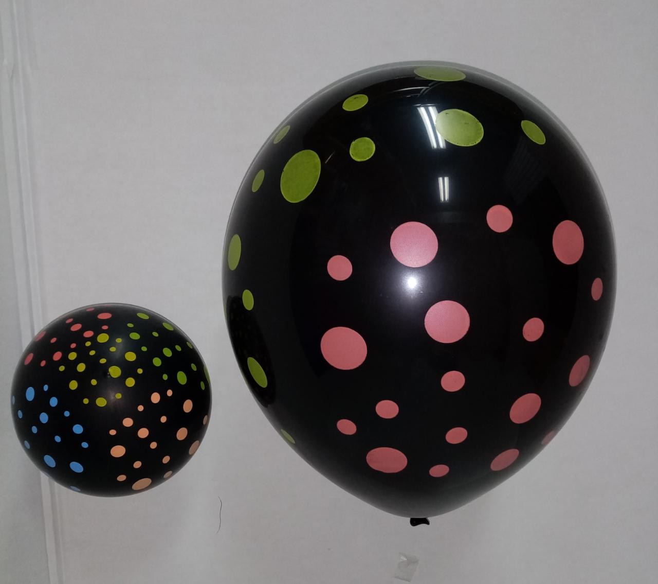 Globo negro impreso de puntitos 