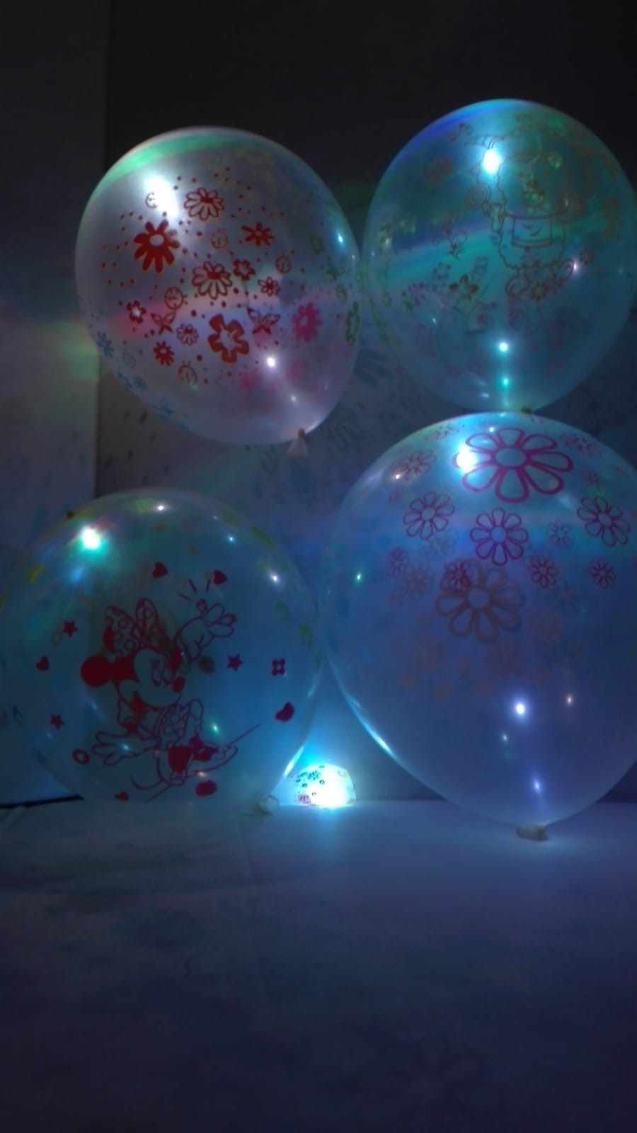 Globo impreso feliz cumpleaños con luz intermitente