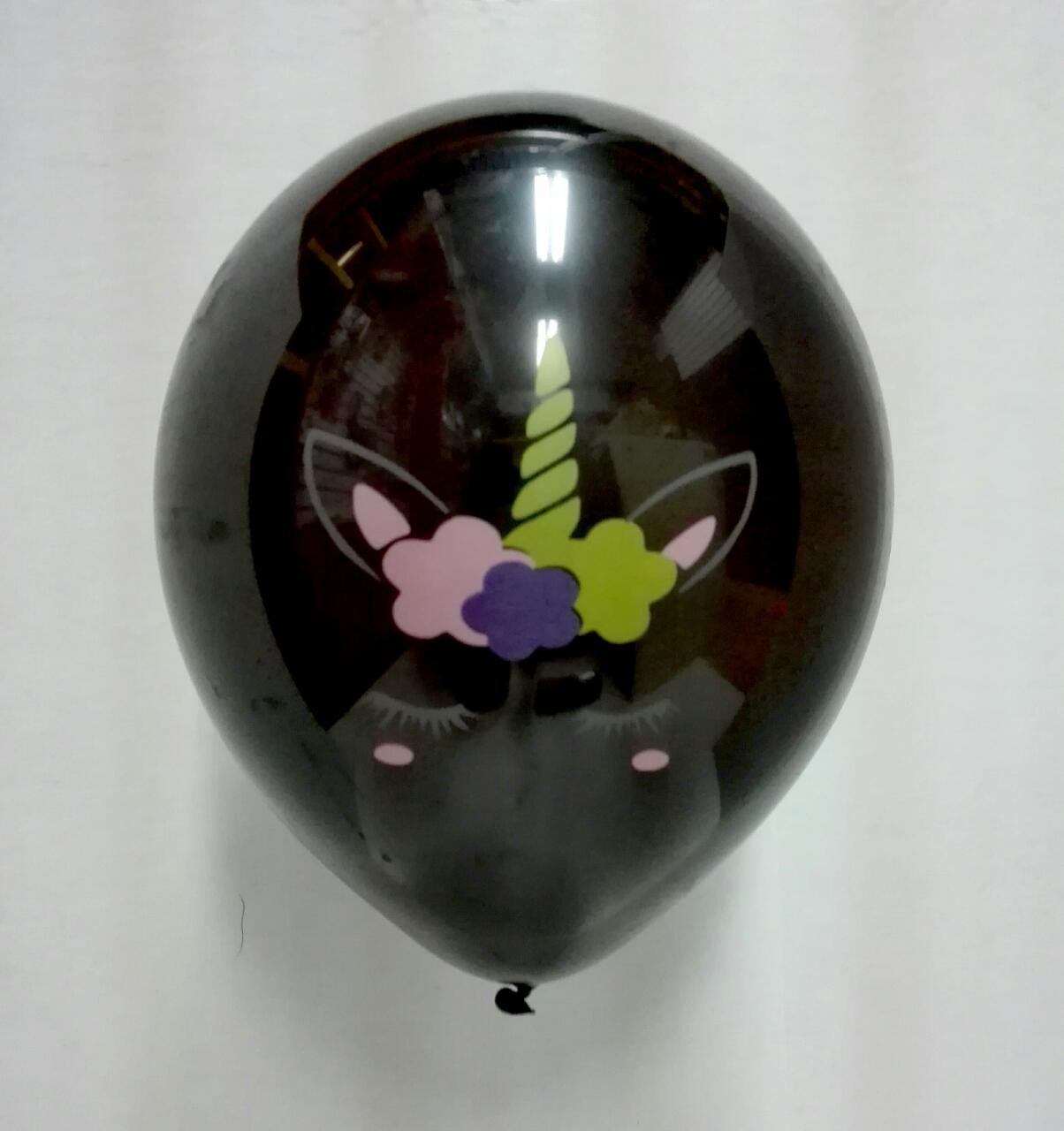 Globo negro impreso de unicornio neón
