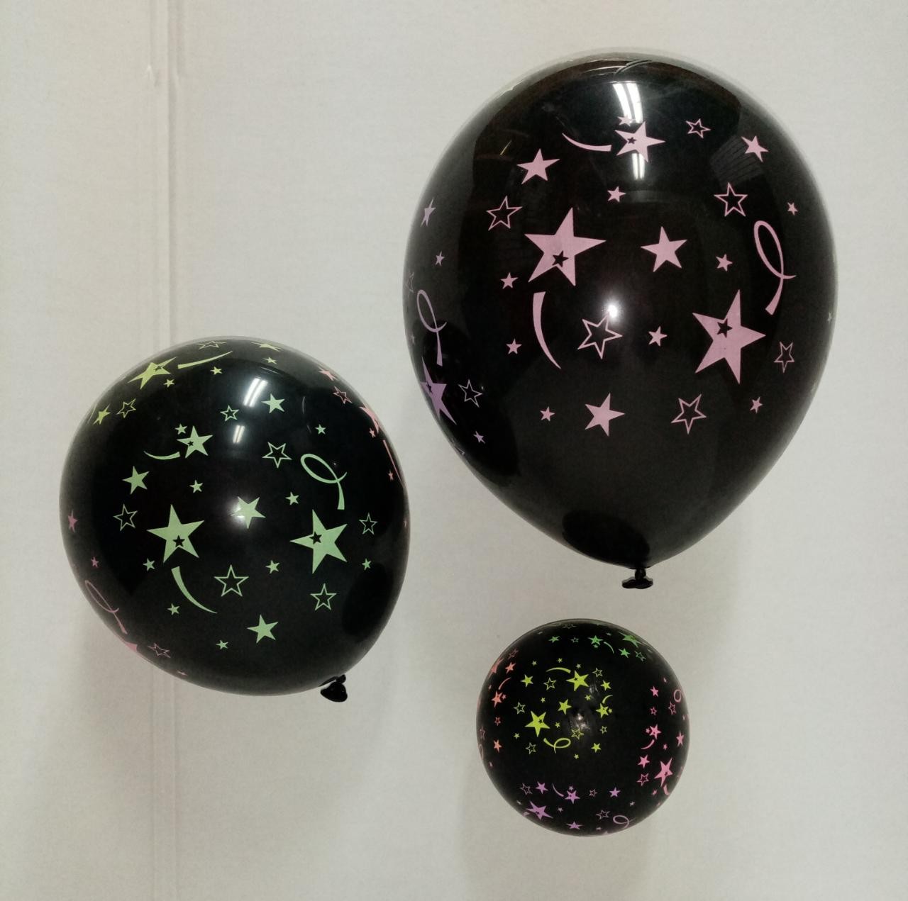 Globo negro impreso de estrellas