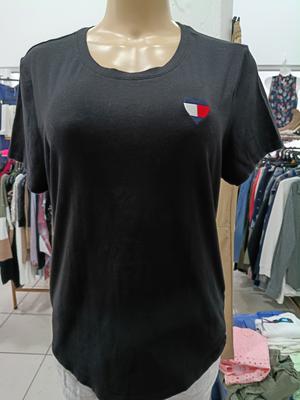 Blusa Tommy negra , talla L.( En buen estado)