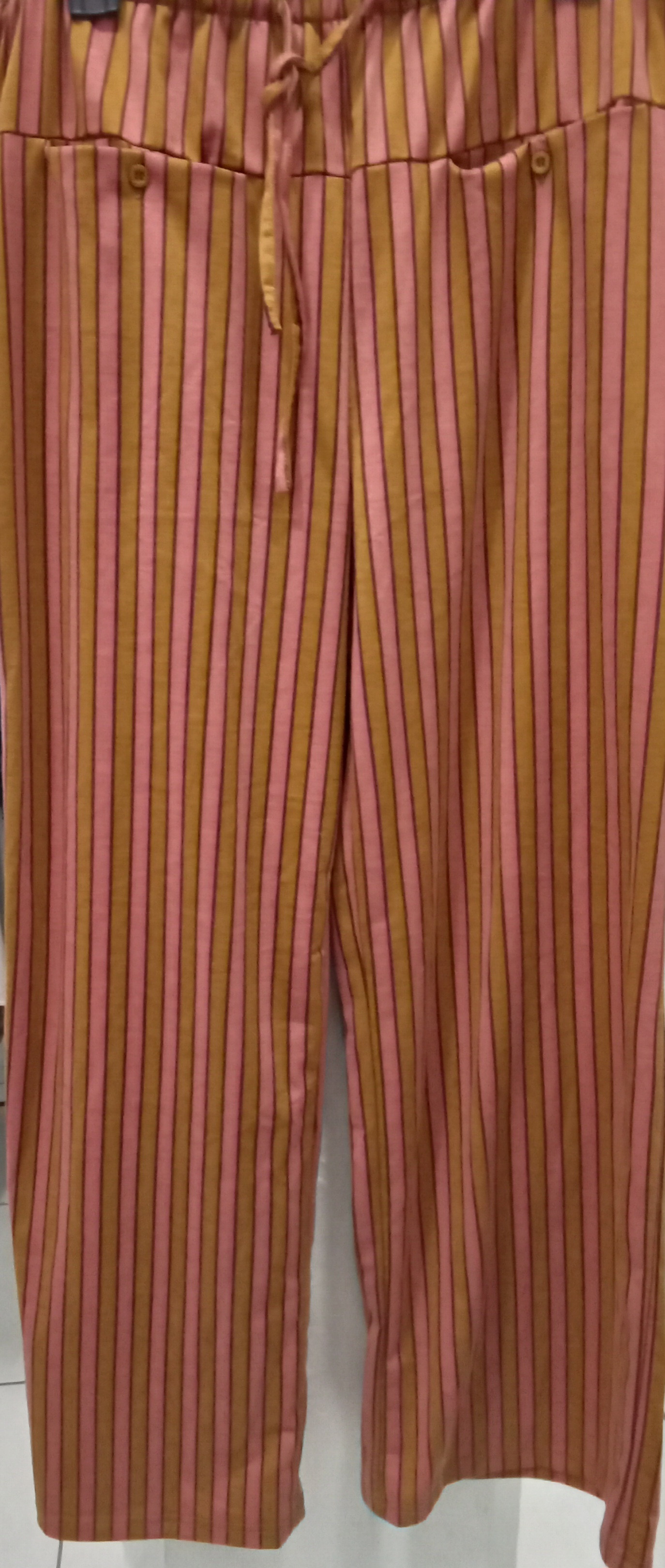 Pantaloneta  Rayada usado en buen estado 