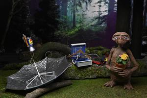 NECA - E.T. - 40th Anniversary Deluxe E.T. Ultimate 7" Action Figure with LED Chest