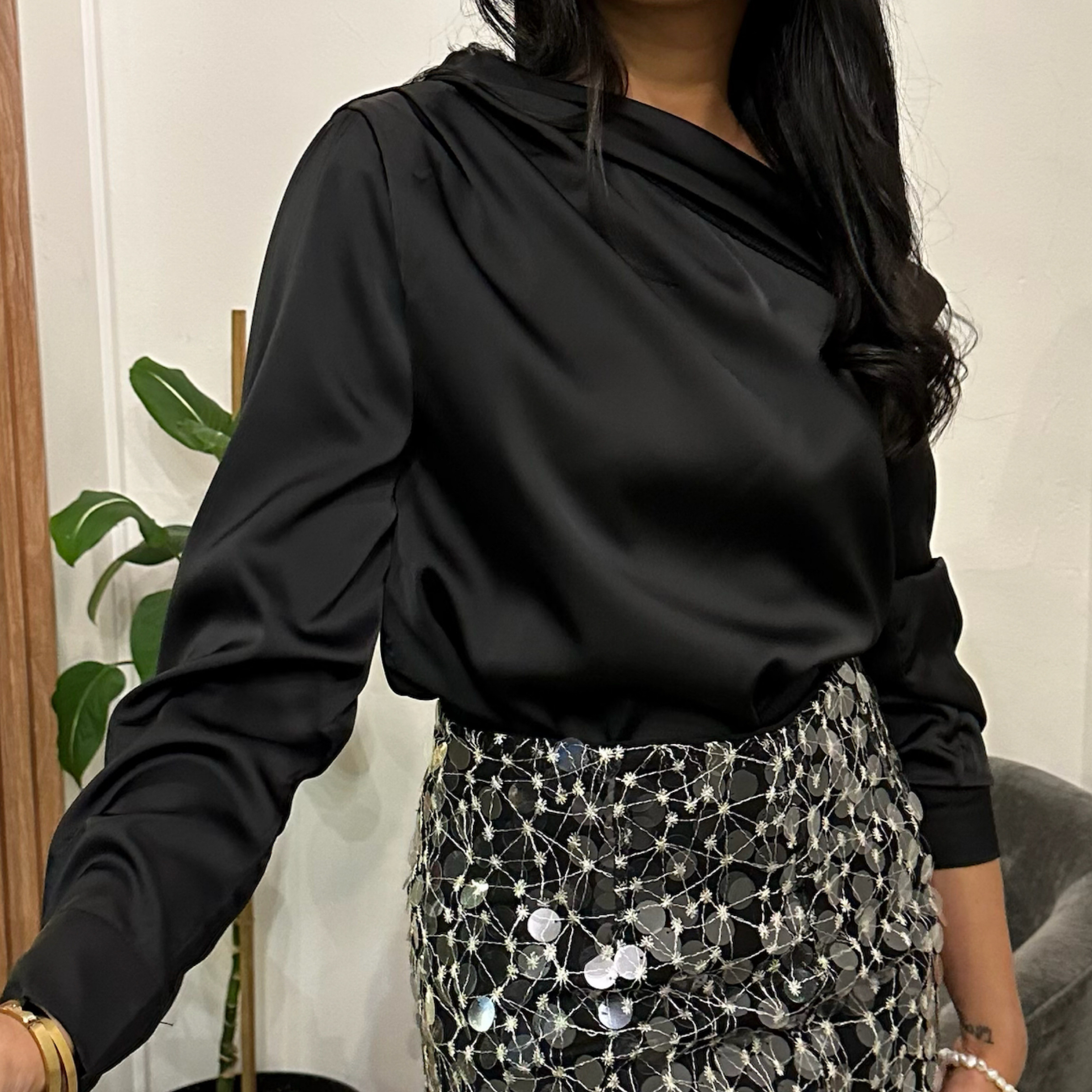 M•L blusa off shoulder satinada negro