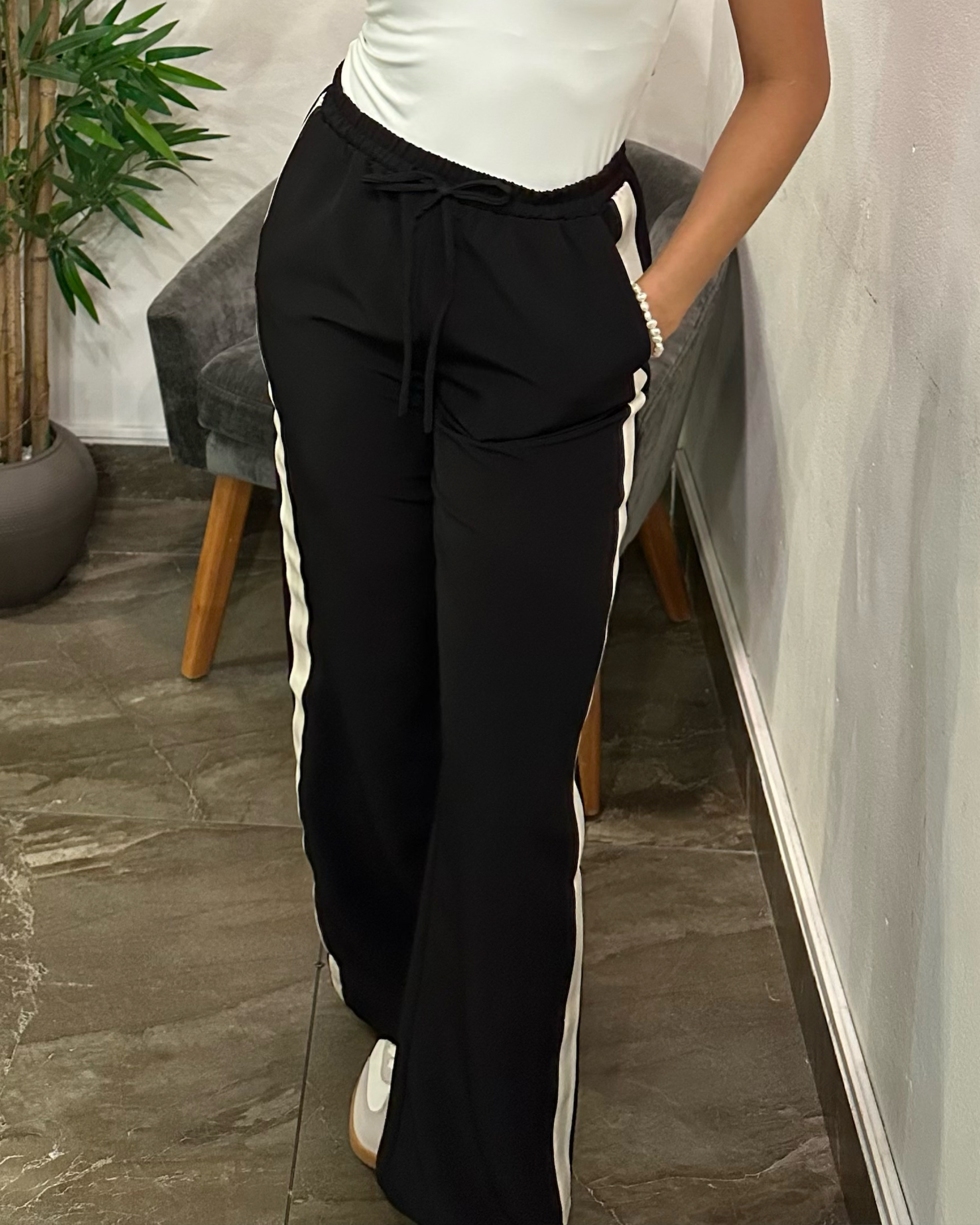 S•M•L pantalón negro línea blanco lateral