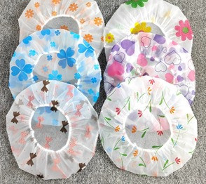 Gorros de plastico par auso en el baño. 