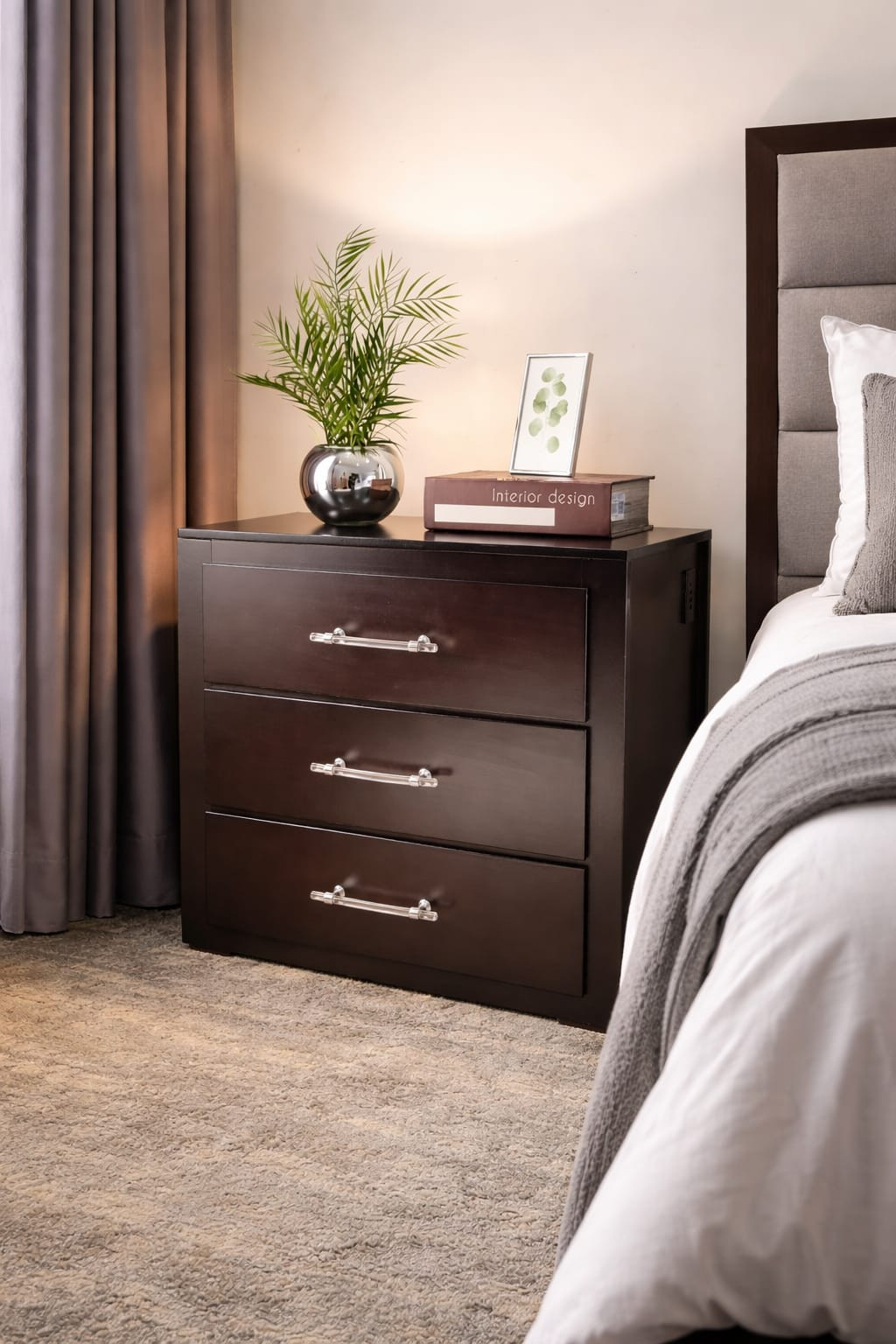 MESA DE NOCHE 3 GAVETAS