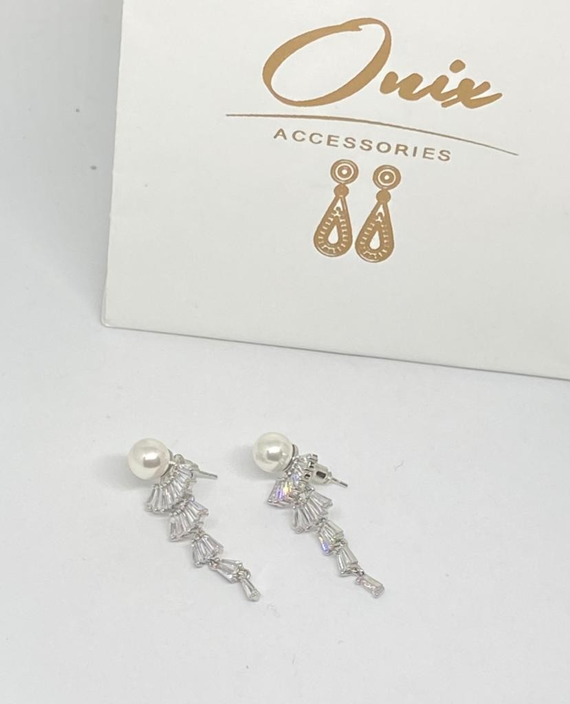 Aretes plateados circonias y perla 