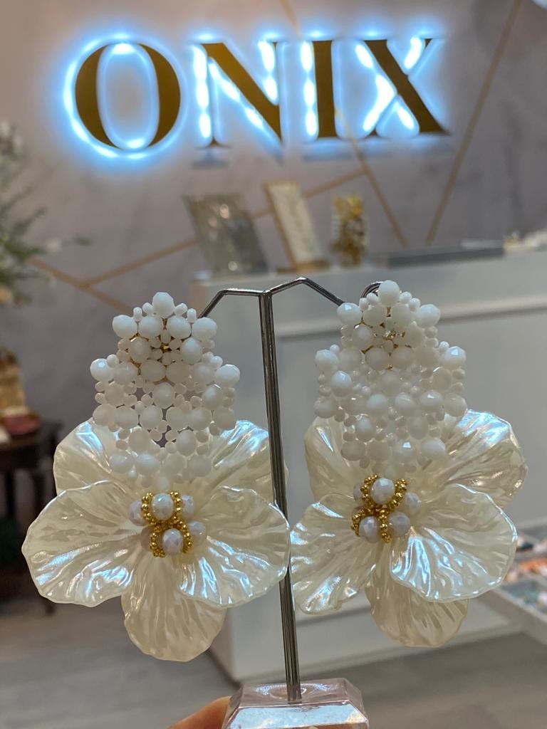 Aretes flor blanca 
