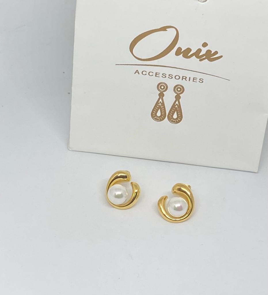 Arete dorados con perla blanca 