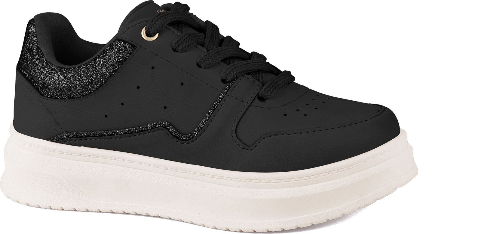 Tenis color negro con detalles brasileños