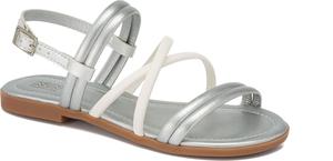 Sandalias con tonos plateados y blanco. 