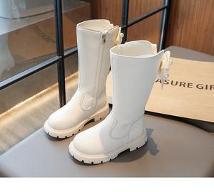 Botas altas con chongo en la parte trasera. 
