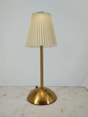 Lámpara Dorada Con Pantalla