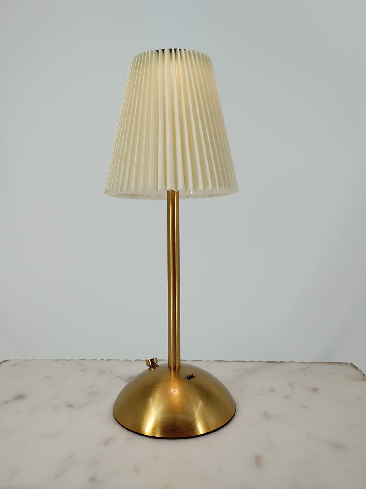 Lámpara Dorada Con Pantalla