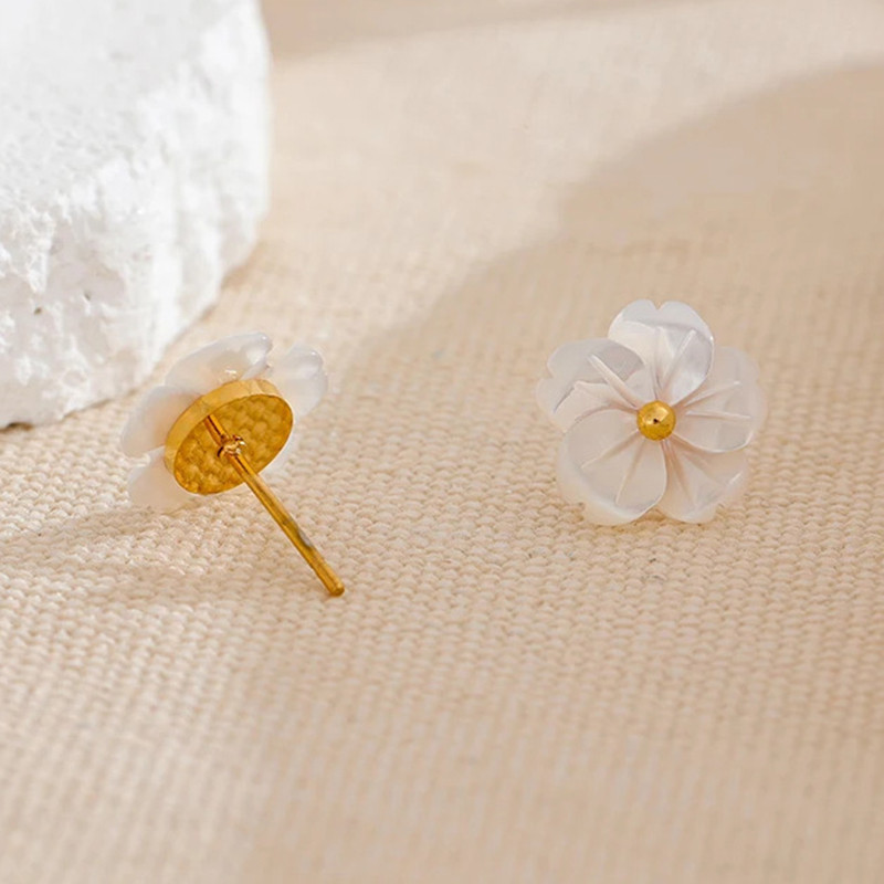 Aretes de Flor de Concha Nacar