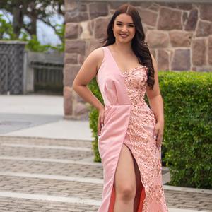 Encanto Salmón: Vestido de Sirena Bordado