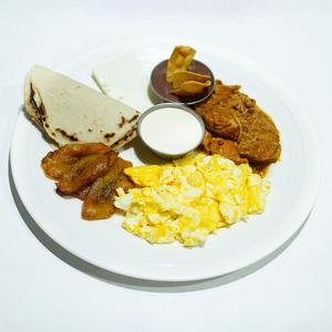Desayuno tipico pollo buffalo