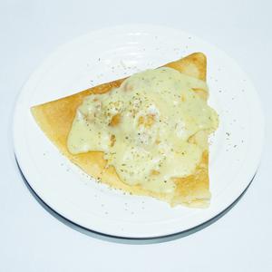 Crepa pollo, queso mozzarella, y salsa blanca