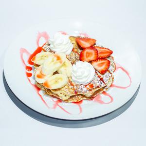 Pancakes de banano y fresas