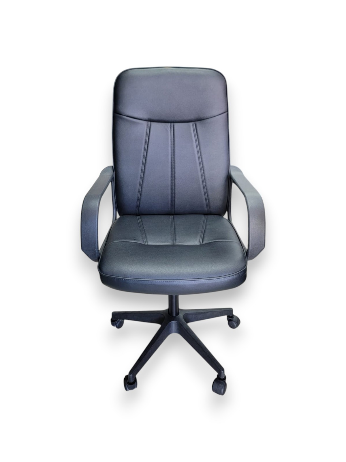 SILLA SEMI EJECUTIVA CUERO BASE NEGRA IA802