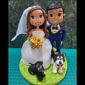 Pareja de novios con mascota