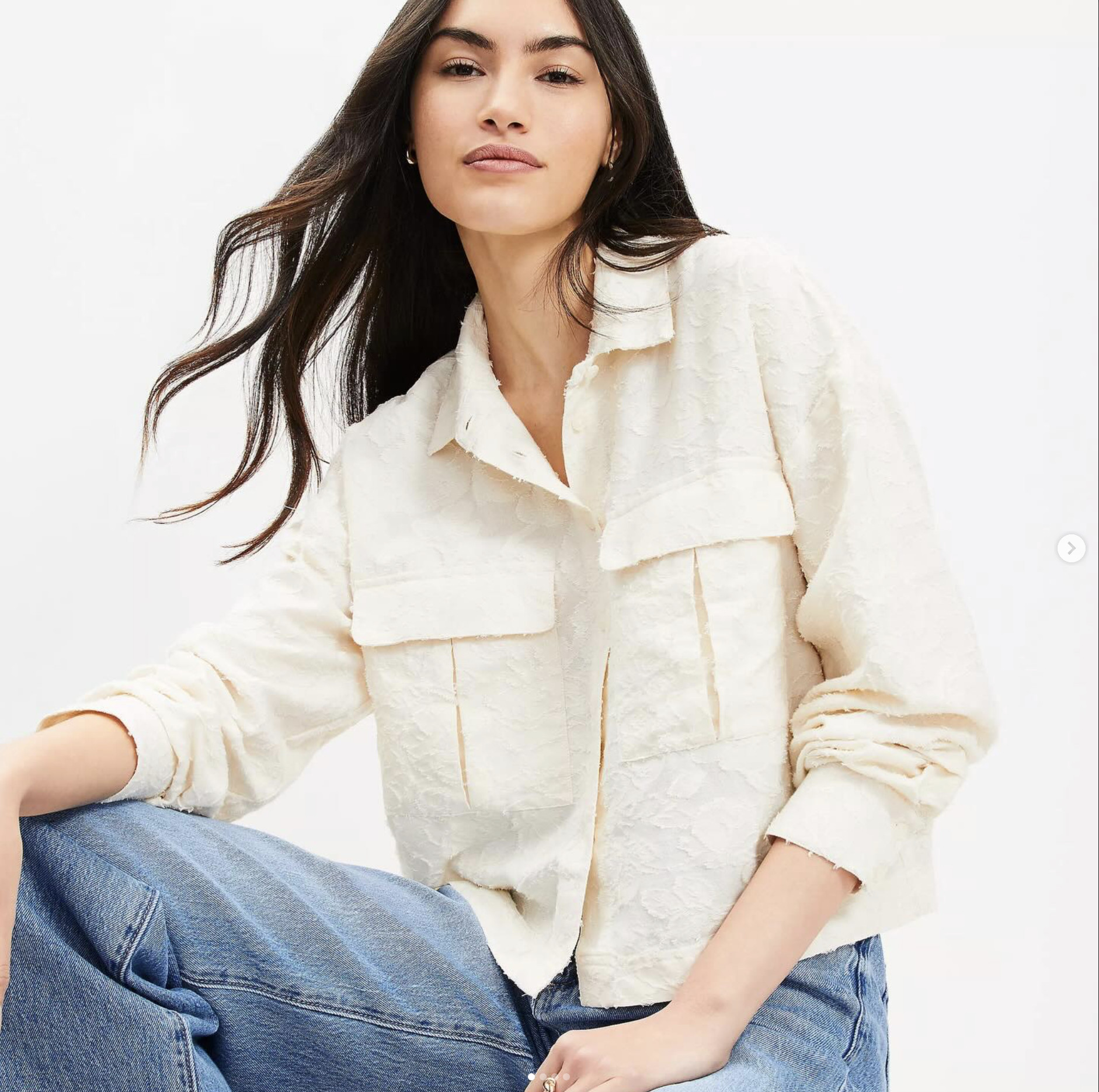 Con mangas anchas y detalles funcionales y modernos