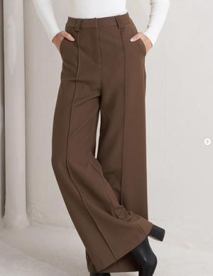 Pantalón confeccionado en tejido woven 