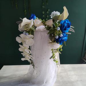 Ramo azul y orquídeas blancas