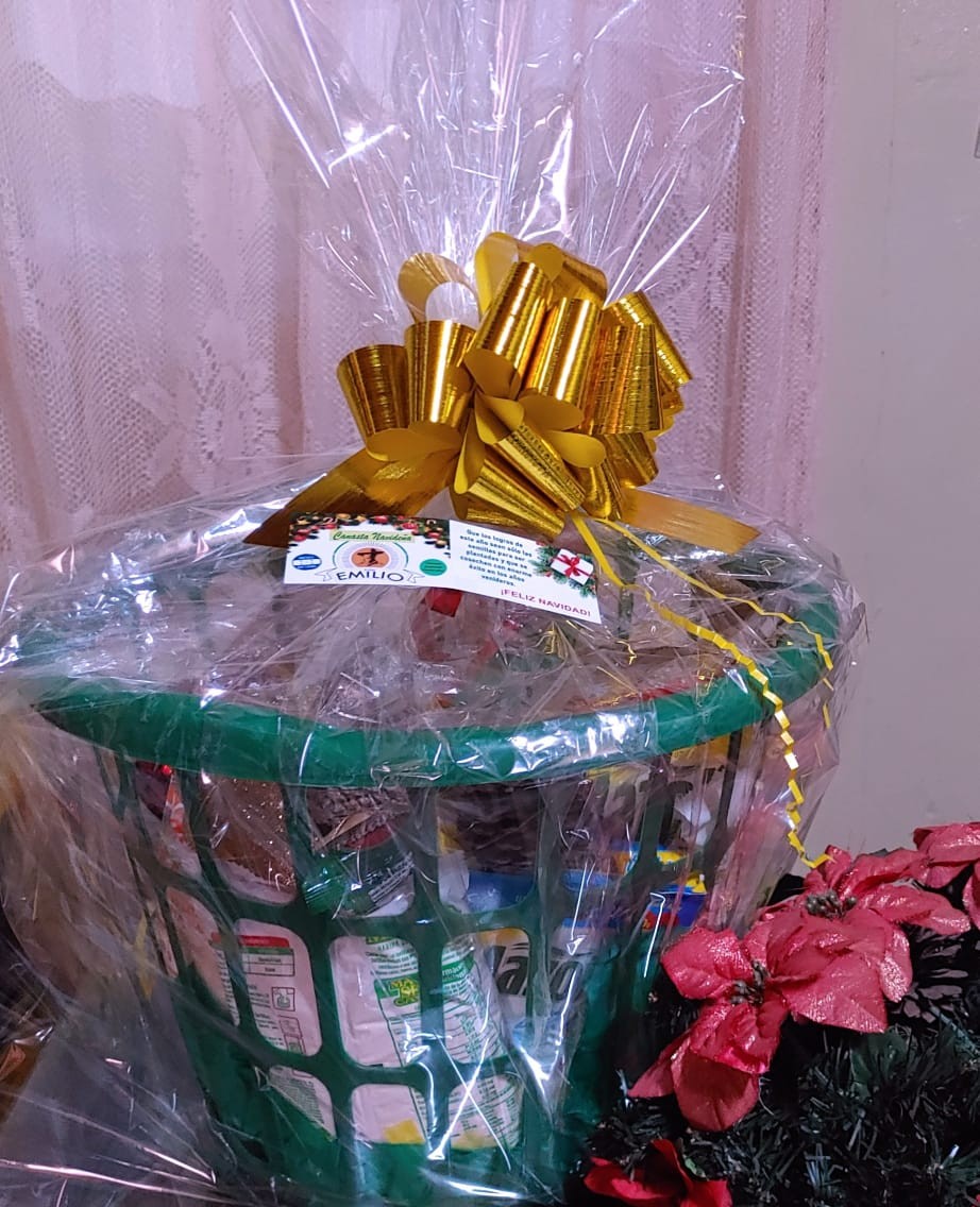 Canasta tradicional con alimentos