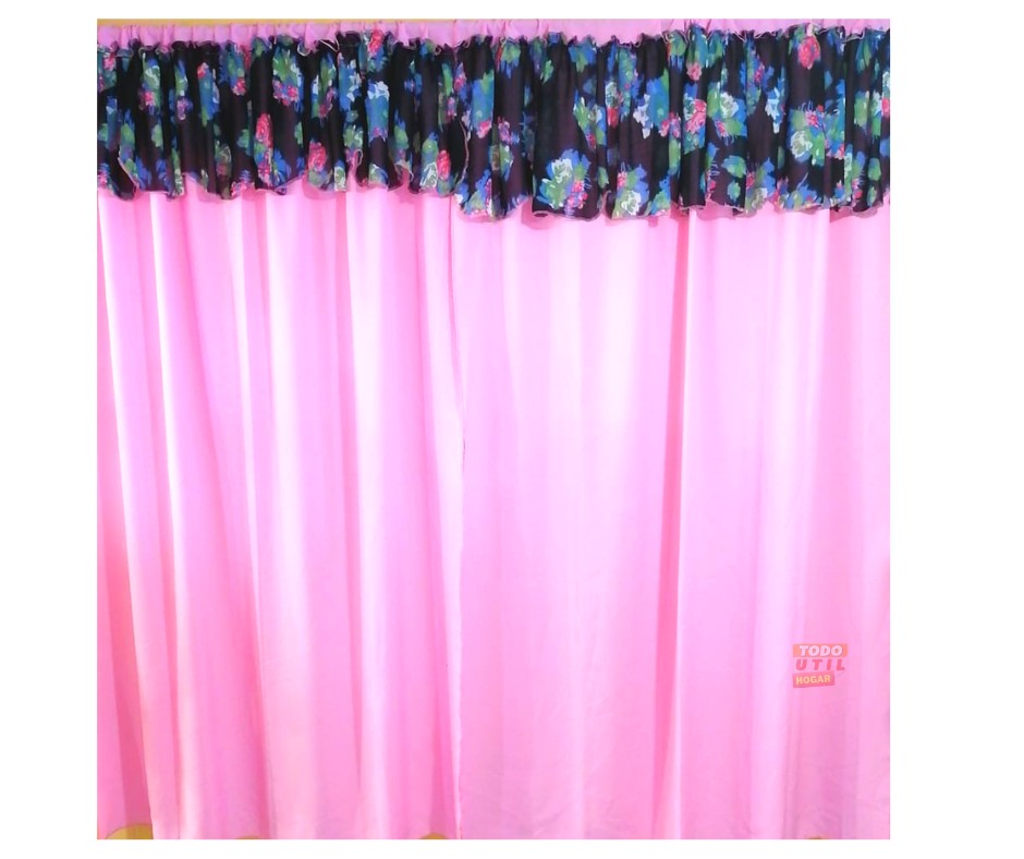 Par de cortinas con diseño rosado 
