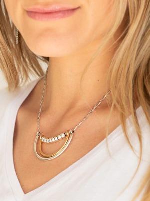 Set Arcos, Collar y Aretes. Plateado/Dorado.